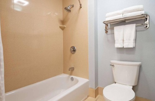 Blaine House | Prime Location! 2 Convenient Units, Free Parking & Breakfast, Indoor Pool