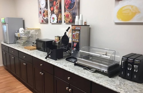 Window Rock Hotel | Prime Location! 2 Comfortable Units w/FREE Breakfast & Parking! Pool & Hot Tub!