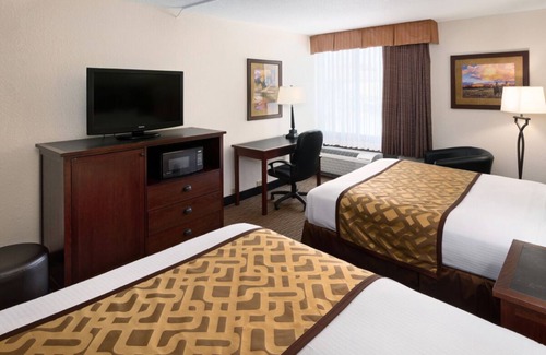 Casper House | Prime Location! 3 Classic Units, Free Breakfast, Parking, Indoor Pool