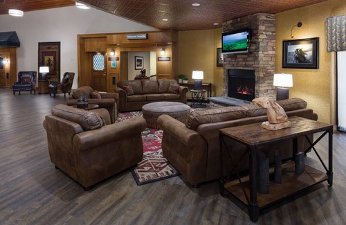 Casper House | Prime Location! 3 Classic Units, Free Breakfast, Parking, Indoor Pool