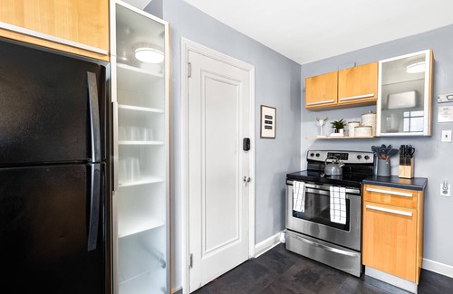 Royal Oak Apartment | Prime Location! Charming 2BR, Royal Oak Downtown