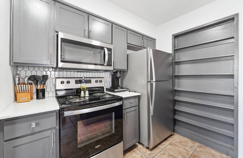 Holly Apartment | Prime Location Chic 1BR Fast Wifi 7 Min to Downtown