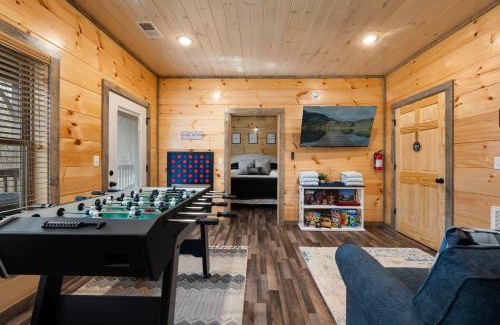 Sevierville House | Prime Location, close to Dollywood and Pg Forge Downtown with Mtn view, Hot tub & Game Room