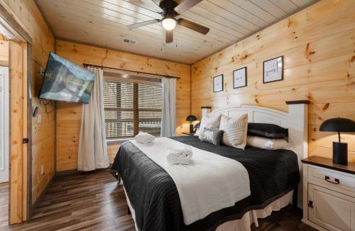 Sevierville House | Prime Location, close to Dollywood and Pg Forge Downtown with Mtn view, Hot tub & Game Room