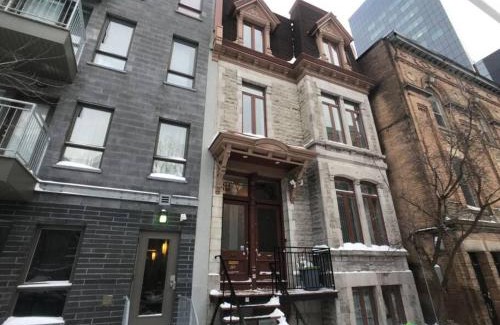 Ville-Marie Apartment | Prime location Condo, Parking, Gym Membership - Please choose pay now not later