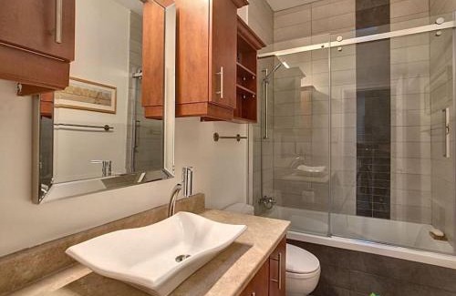 Ville-Marie Apartment | Prime location Condo, Parking, Gym Membership - Please choose pay now not later
