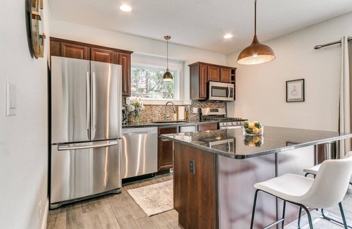 Des Moines House | Prime Location: Downtown Modern 3BR Retreat