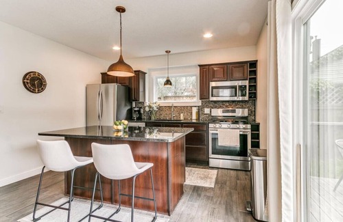 Des Moines House | Prime Location: Downtown Modern 3BR Retreat