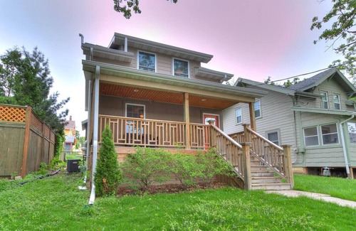 Des Moines House | Prime Location: Downtown Modern 3BR Retreat