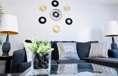 Rideau Heights Apartment | Prime Location Duo Nest & Rest
