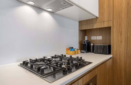 Hamilton Apartment | Prime Location: Eat Street, Restaurants & 5kms CBD
