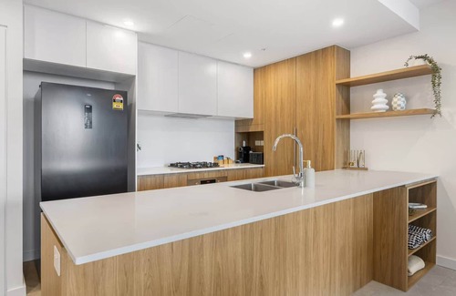 Hamilton Apartment | Prime Location: Eat Street, Restaurants & 5kms CBD