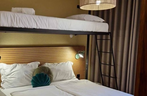 Praia das Macas House | Prime Location, Few Minutes to Monserrate Palace! Pet-friendly, Beachfront!