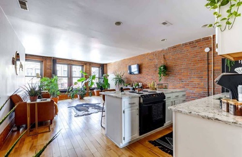 Italian Village Apartment | PRIME Location – Free Parking – CLEAN – Top Rated
