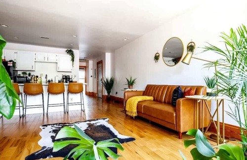 Italian Village Apartment | PRIME Location – Free Parking – CLEAN – Top Rated