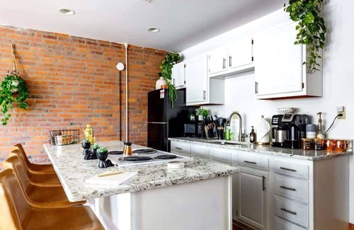 Italian Village Apartment | PRIME Location – Free Parking – CLEAN – Top Rated