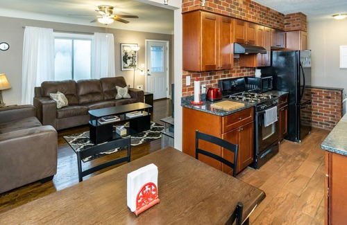St. Paul House | ★Prime Location ★Game Rm ★Fenced backyard ★Full crib