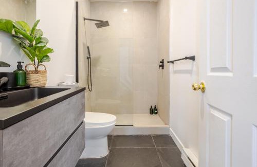 Shaughnessy Village Apartment | Prime Location Gorgeous 4BR Downtown MTL
