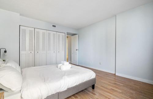 Downtown Edmonton Apartment | Prime Location Near Jasper Ave with Downtown Views, Netflix, Gym, Sauna, Sleeps 4