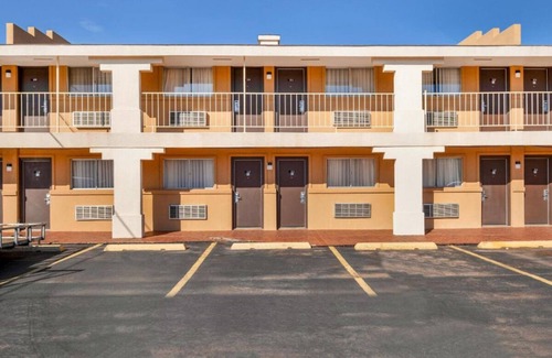 Elk City House | Prime Location! Near National Route 66 Museum, FREE Parking, 2 Comfortable Units