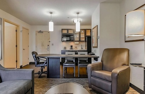 Wichita Hotel | Prime Location! Pet-Friendly Property, Free Parking, Kitchen, Near Sunset Park!