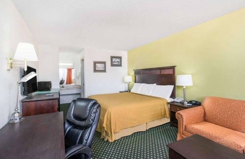 Lookout Valley Neighborhood Association Resort | Prime Location! Pet-friendly, Free Parking, Close to Tennessee Aquarium!