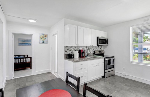 Pineapple Grove Arts District Apartment | Prime location, Pineapple district, walk to Atlantic, 1bd, pets