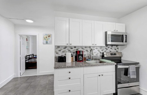 Pineapple Grove Arts District Apartment | Prime location, Pineapple district, walk to Atlantic, 1bd, pets