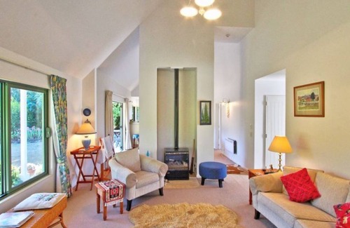Motueka House | Prime location; Quality Secluded Beach-front Cottage!