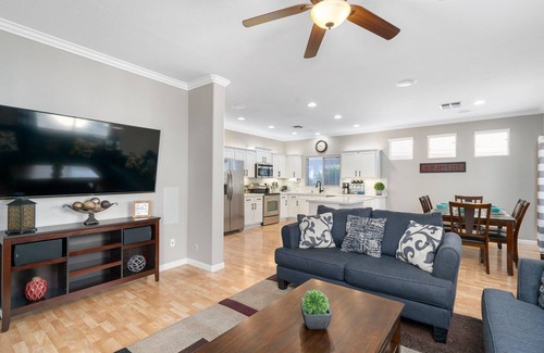Gilbert House | Prime Location, W/Movie Room, Air Hockey, Close to Food & Entertainment!