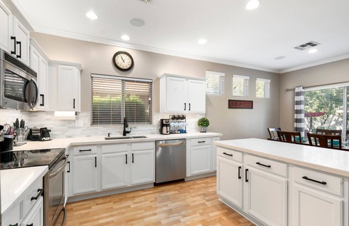 Gilbert House | Prime Location, W/Movie Room, Air Hockey, Close to Food & Entertainment!