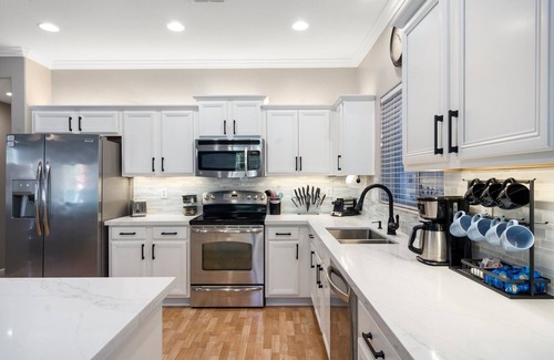 Gilbert House | Prime Location, W/Movie Room, Air Hockey, Close to Food & Entertainment!