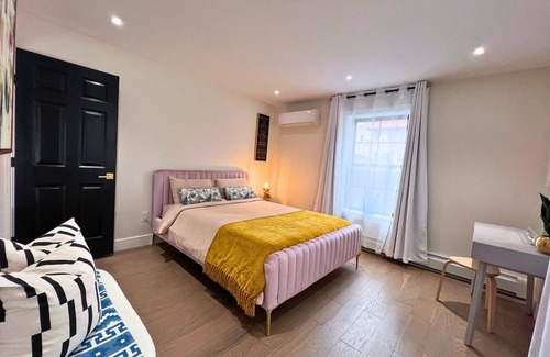 Queens House | Prime location w/parking, laundry, 10 min from LGA