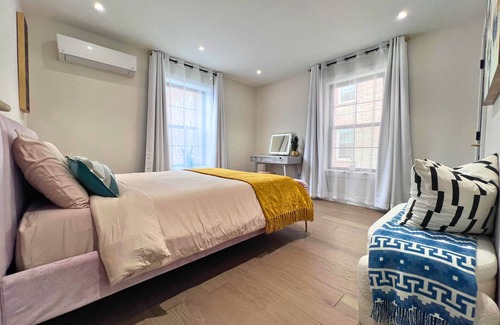 Queens House | Prime location w/parking, laundry, 10 min from LGA