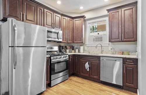 Salem House | Prime Location!WALK TO WATER & HISTORIC DISTRICT!PRIVATE Large first floor apt!