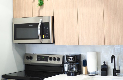 Cincinnati Apartment | Prime OTR+QueenBed+50inTV+Near TQL+Studio+Equipped+Sleeps 4ppl