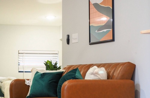 Cincinnati Apartment | Prime OTR+QueenBed+50inTV+Near TQL+Studio+Equipped+Sleeps 4ppl