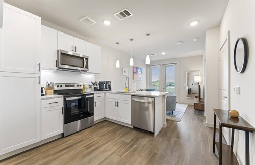 Windsor Park Apartment | Prime Soco Airy 1BR King Suite w Pool Parking
