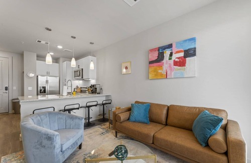 Windsor Park Apartment | Prime Soco Airy 1BR King Suite w Pool Parking
