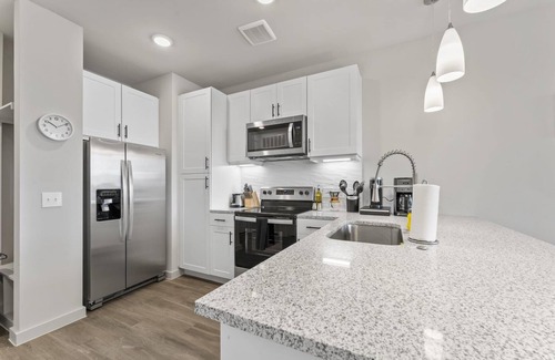 Windsor Park Apartment | Prime Soco Airy 1BR King Suite w Pool Parking