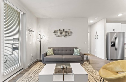 Windsor Park Apartment | Prime Soco Charming 1BR King Suite w Pool Parking
