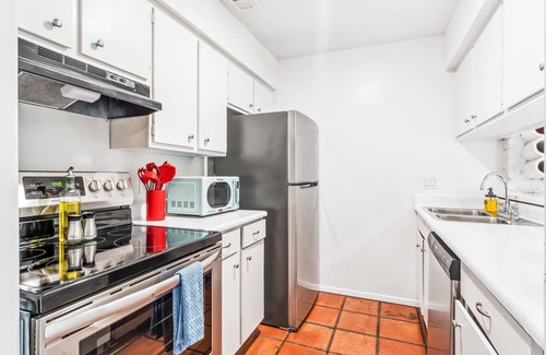 Windsor Park Apartment | Prime SoCo charming 1BR king suite w/pool, parking