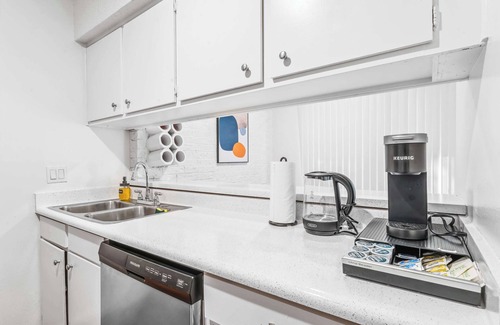 Windsor Park Apartment | Prime SoCo charming 1BR king suite w/pool, parking