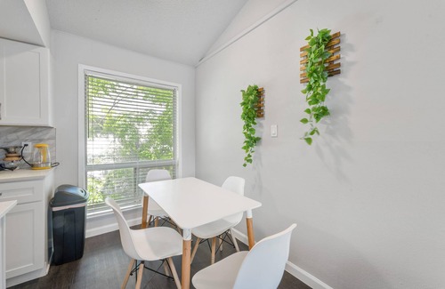 Zilker Apartment | Prime Soco Chic 2BR King Suite w Pool Parking
