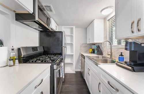 Zilker Apartment | Prime Soco Chic 2BR King Suite w Pool Parking