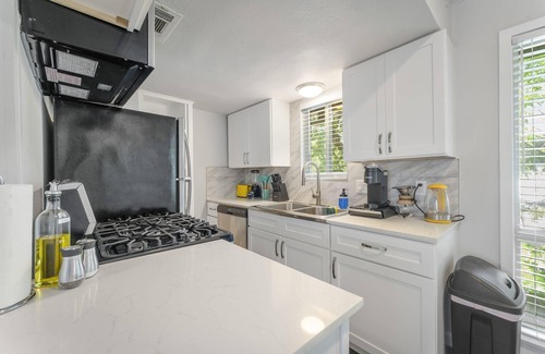 Zilker Apartment | Prime Soco Chic 2BR King Suite w Pool Parking