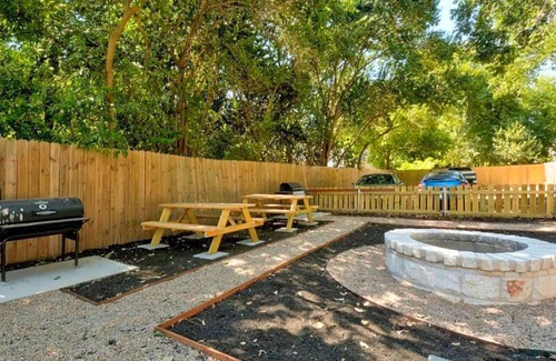 Zilker Apartment | Prime Soco Chic 2BR King Suite w Pool Parking