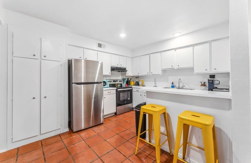 Zilker Apartment | Prime SoCo comfy 2BR king suite w/pool, parking