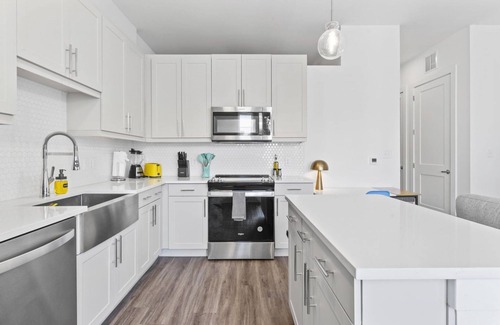 Highland Apartment | Prime West Downtown Studio w Washer Dryer