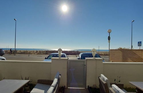 Sitges Apartment | Primera Línea de Mar, Jardín Privado y Piscina